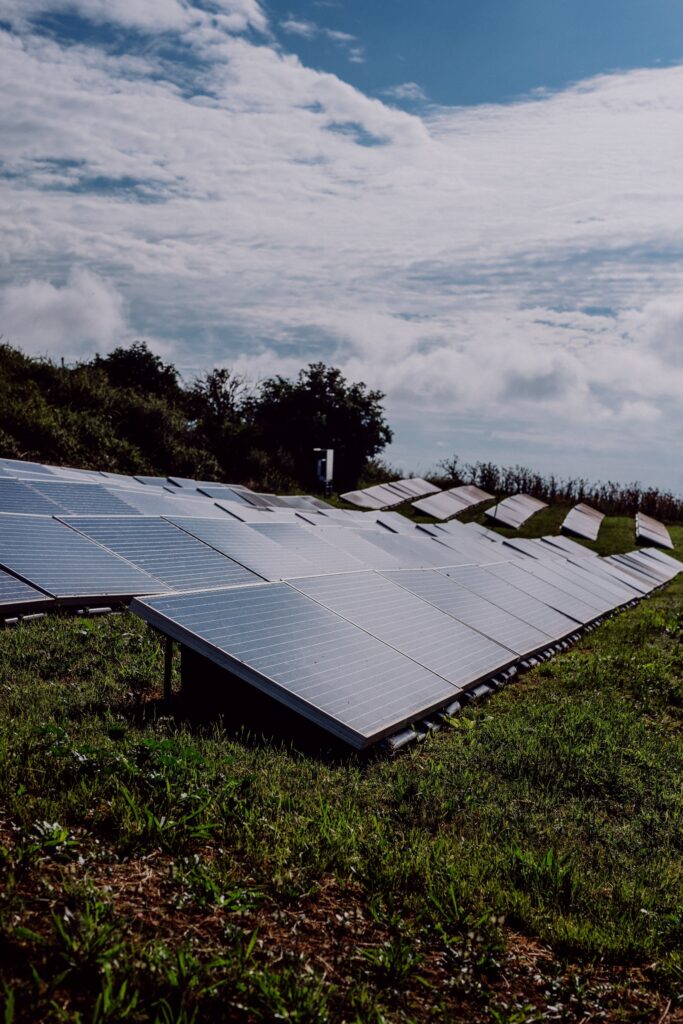 Aufnahme draußen. Aufnahme von einer Solaranlage.