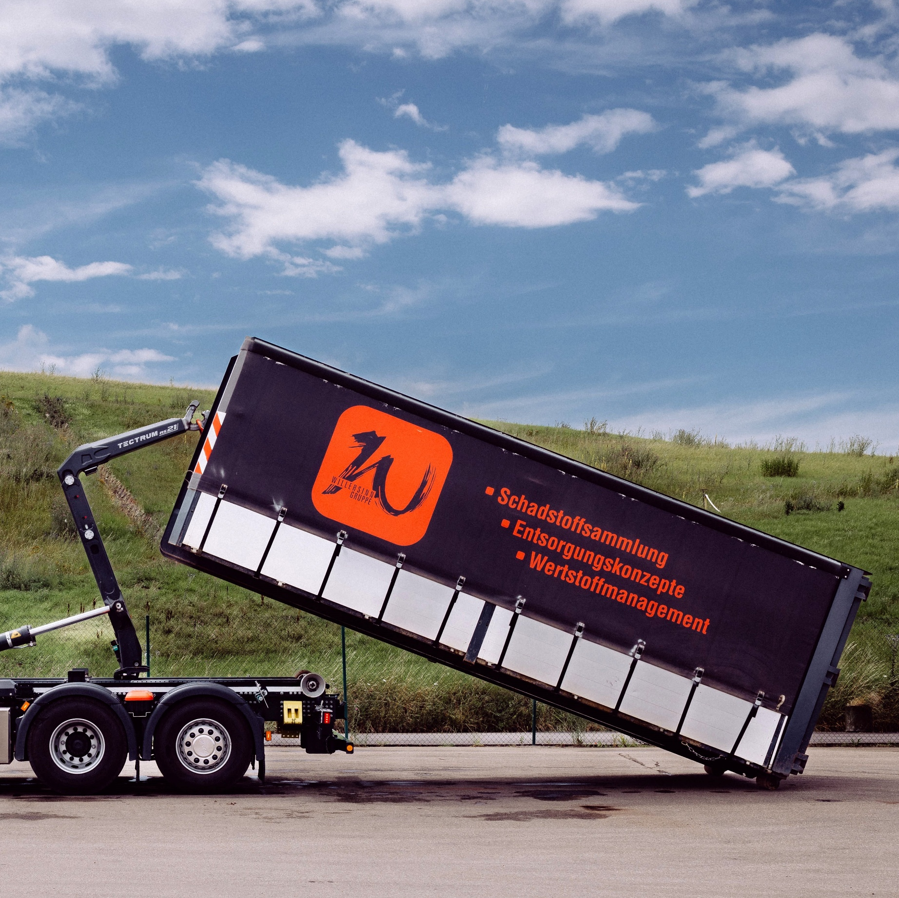 Hakenliftcontainer (Abroller) beim Abrollen von einem LKW