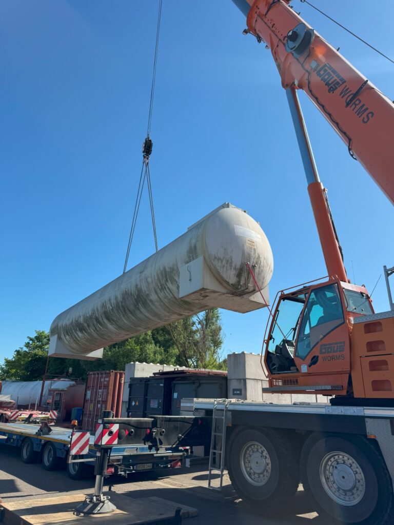 Anlieferung der Wassertanks für die biologische Abwasseraufbereitungsanlage