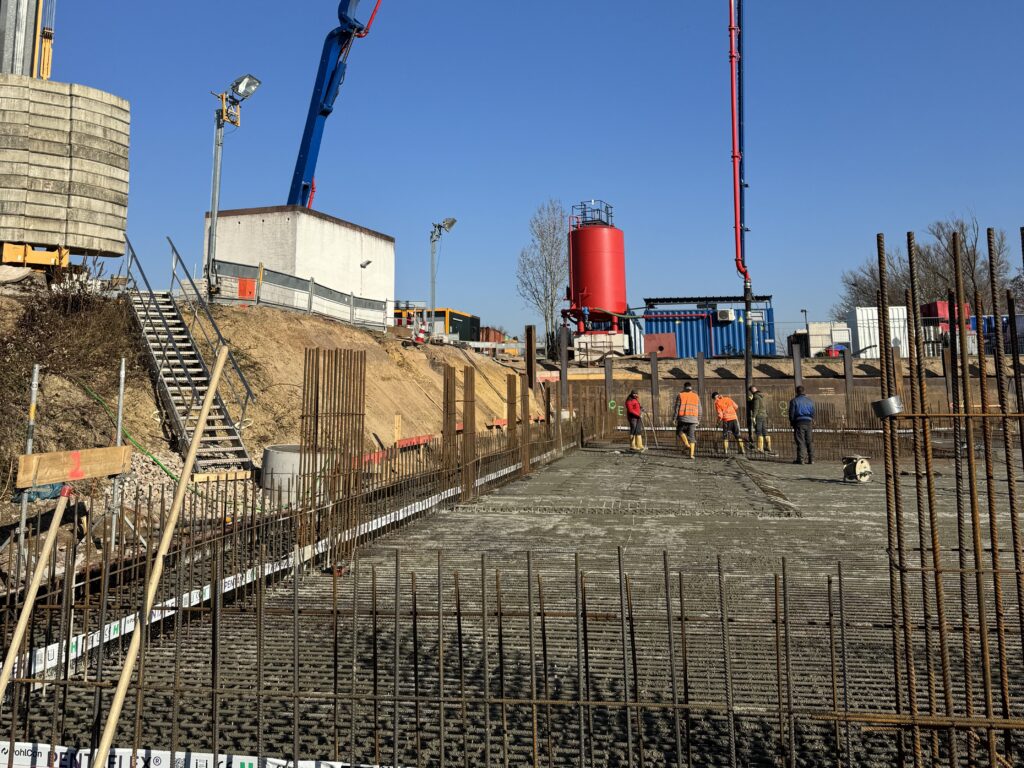Baustellenarbeiten: Betonierung der Bodenplatte