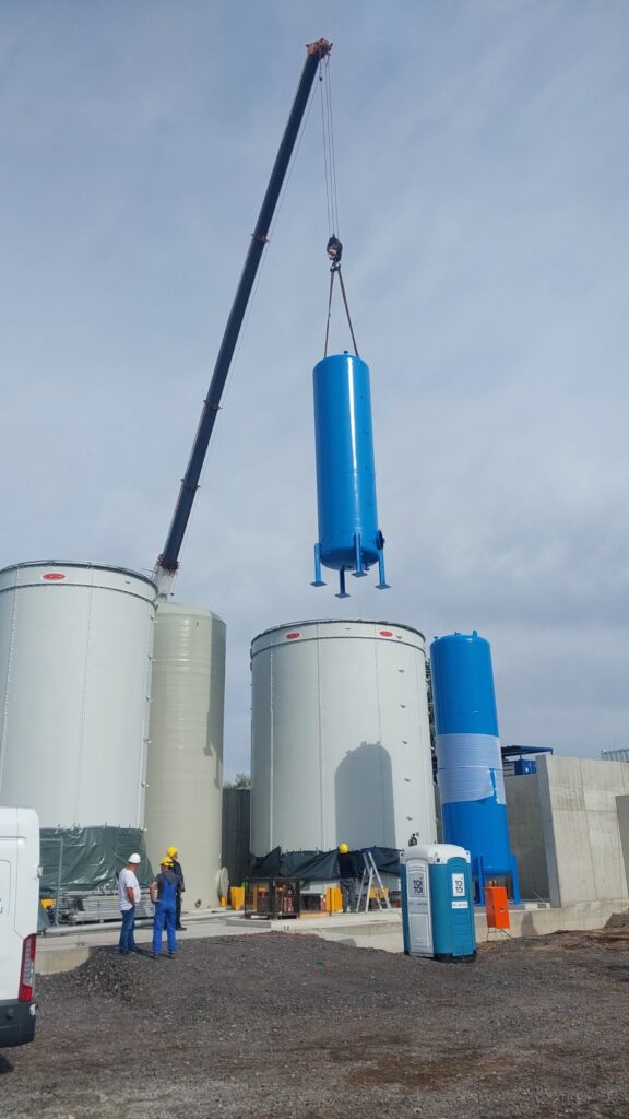 Baustelle der biologischen Abwasseraufbereitungsanlage: Installation der Aktivkohlefilter in den Wassertanks für die biologische Behandlung des Abwassers